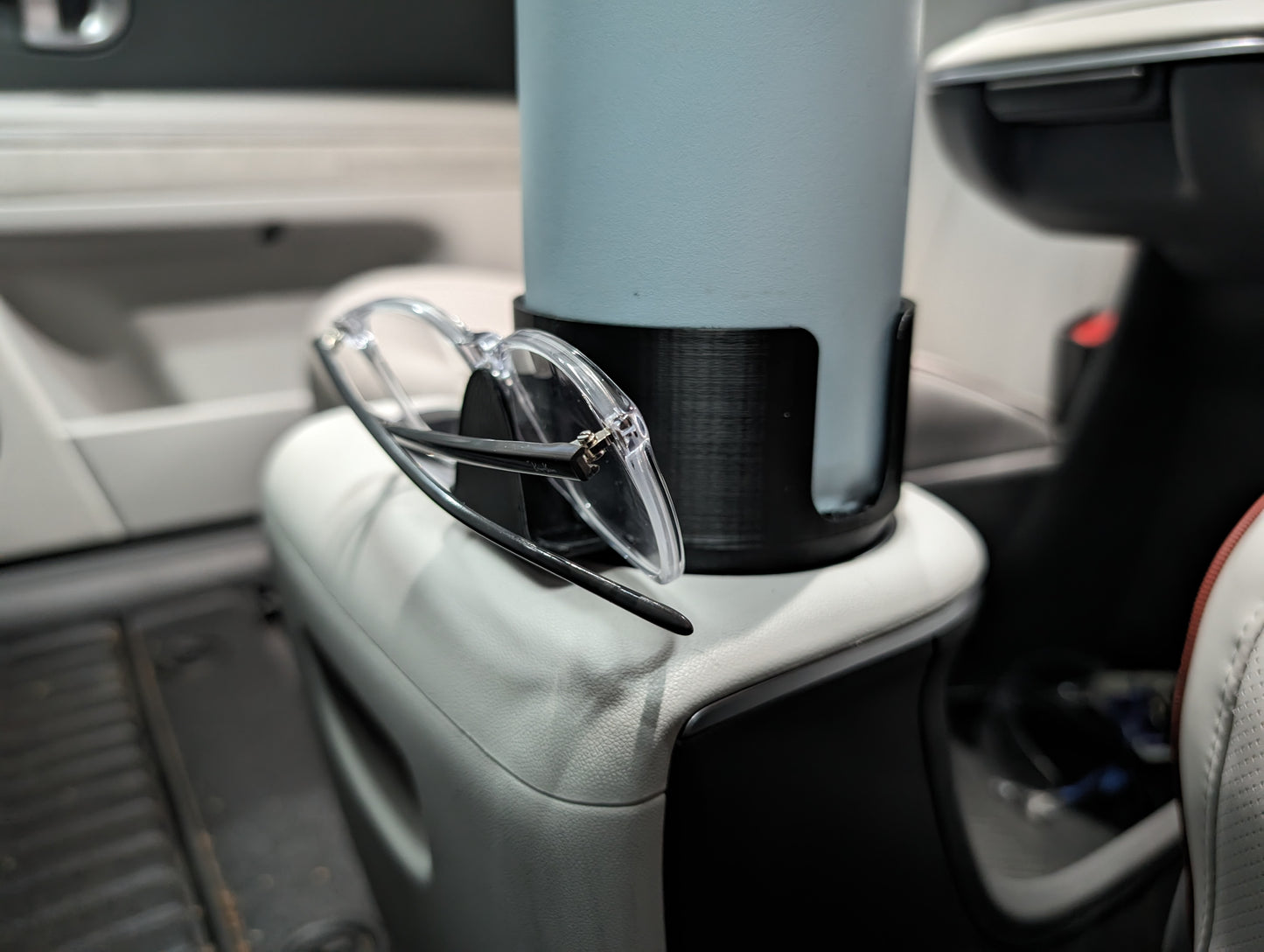 Ioniq 5 Front Cupholder Enlarger with Eyewear Holder