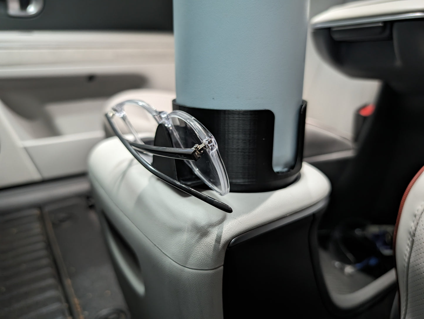 Ioniq 5 Front Cup Holder Enlarger & Eyewear Holder