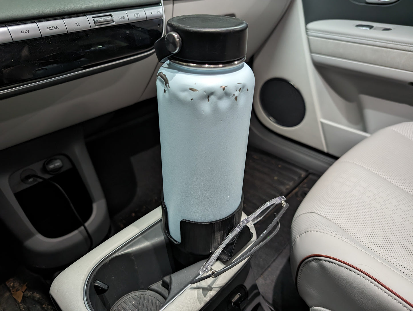 Ioniq 5 Front Cup Holder Enlarger & Eyewear Holder